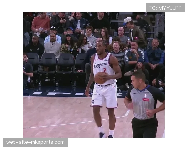 快船泰伦卢保留莱昂纳德决策致败 球员健康与胜负短期利益权衡引发讨论 快船泰伦卢保留莱昂纳德决策致败 球员健康与胜负短期利益权衡引发讨论