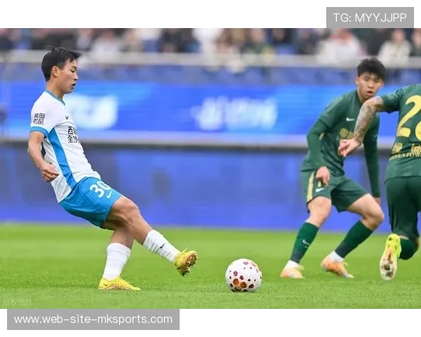 青岛西海岸杨展彭首次首发略显紧张，年轻中场传球失误较多需时间适应